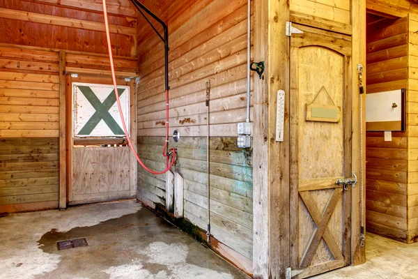 馬の馬小屋が付いている小屋の内部. — ストック写真