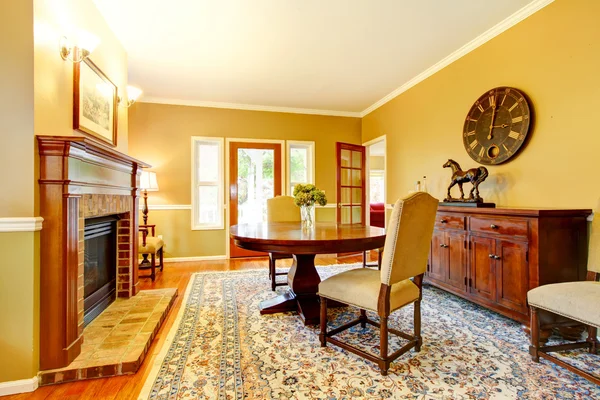 Rumah petani yang nyaman ruang tamu dengan perapian dan karpet . — Stok Foto