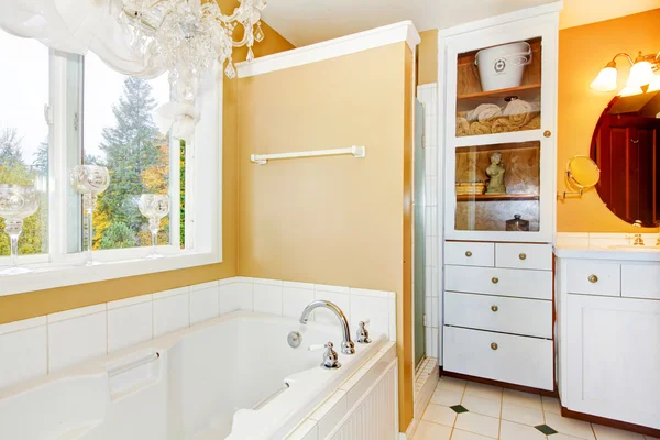 白色浴缸和黄色的墙壁。茅厕内政. — 图库照片