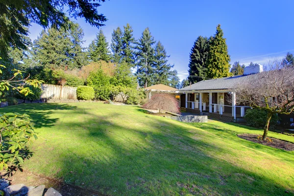 American classic one story house with a garden — Stock Photo, Image