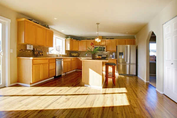 Sala de cozinha grande confortável — Fotografia de Stock