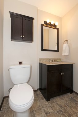 Zarif koyu kahverengi tonları banyo