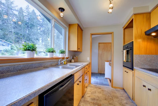 Geniş pencere ile modern bir mutfak — Stok fotoğraf
