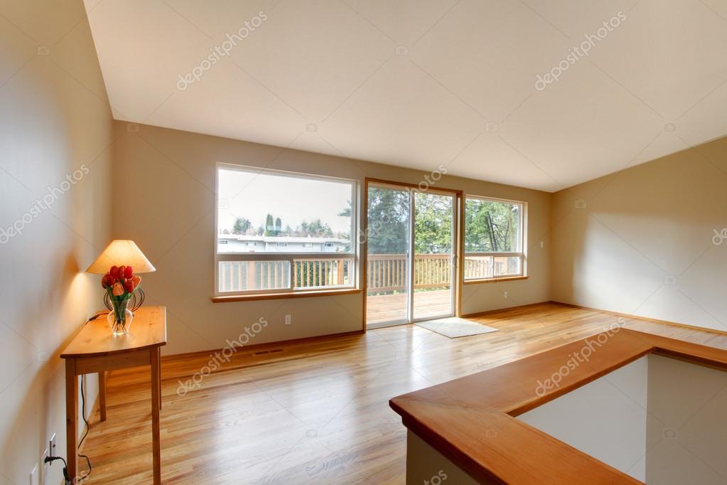 lege woonkamer met een glazen schuifdeur — Stockfoto © iriana88w ... lege woonkamer met een glazen schuifdeur — Stockfoto © iriana88w ...