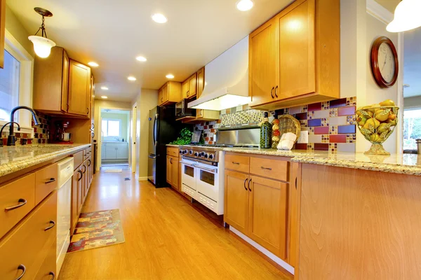 Ruangan dapur cerah yang dilapisi perabotan — Stok Foto