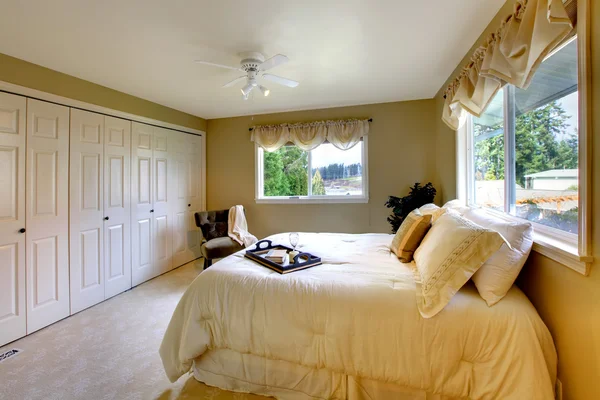 Light tones bedroom with a queen size bed — Stock Photo, Image