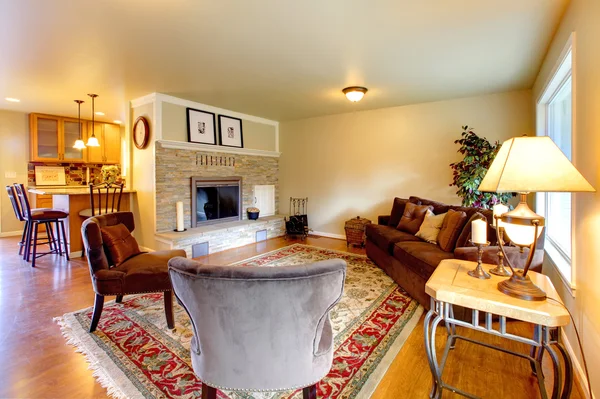Elegante sala de estar amueblada de color cálido con chimenea — Foto de Stock