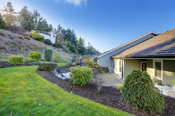 Paneled olive house with a beautiful backyard garden — Stock Photo, Image