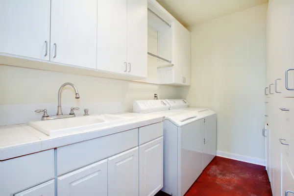 White laundry room with a red floor — Stock Photo, Image