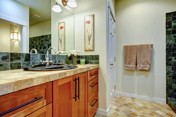 Geweldige combinatie van hout, steen en tegel voor uw badkamer — Stockfoto