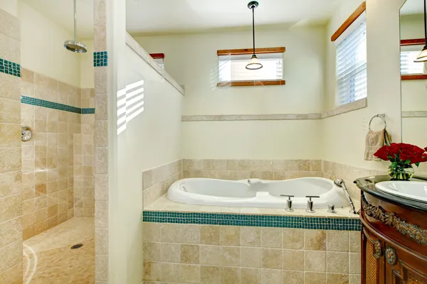 优雅的现代浴室与古色古香的木储存柜 — 图库照片