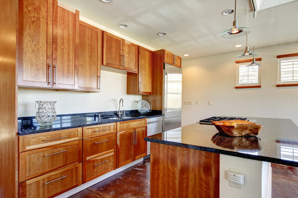 Яркий виски цвет кухни с черным мрамором столешницы
