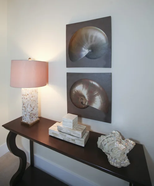 Décor de salon. Table en bois brun foncé avec éléments décoratifs — Photo