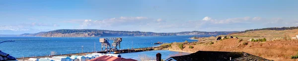 Stunning panoramic view on the mountains and bay from a backyard — Stock Photo, Image