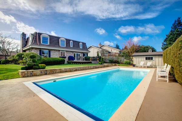 Grote achtertuin met flowerbed en zwembad — Stockfoto