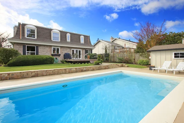 Large backyard with flowerbed and swimming pool — Stock Photo, Image