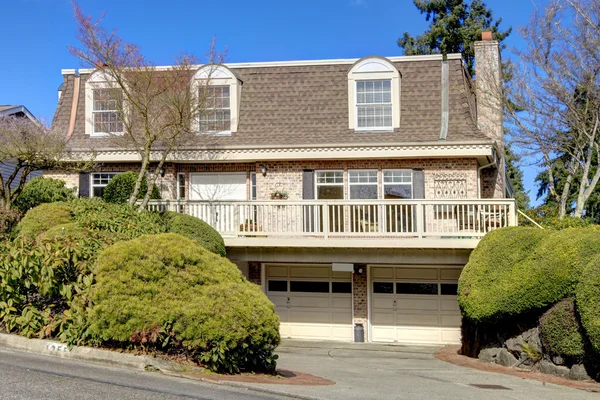 Big classic house with a balcony and arch windows — Stock Photo, Image