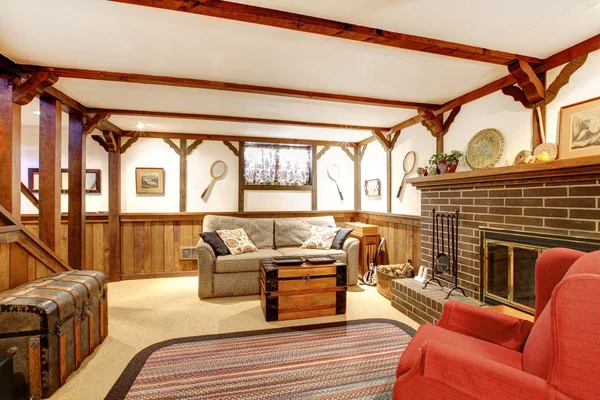 Sala de estar mobilada rústica quente com uma lareira — Fotografia de Stock