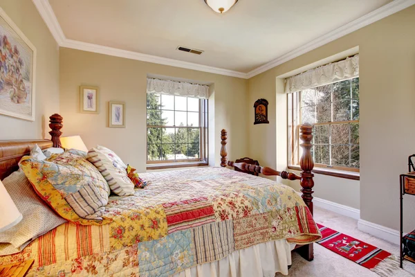 Ciepłe kolory sypialni ze staroświeckim łóżkiem — Zdjęcie stockowe