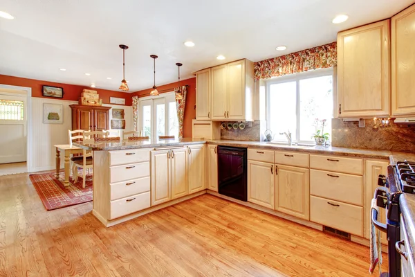 Sala de cocina de colores cálidos simples con un pequeño comedor —  Fotos de Stock