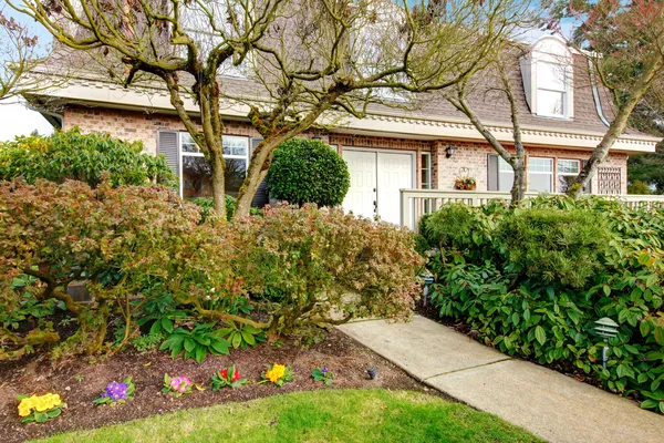 Meraviglioso portico anteriore con giardino — Foto Stock