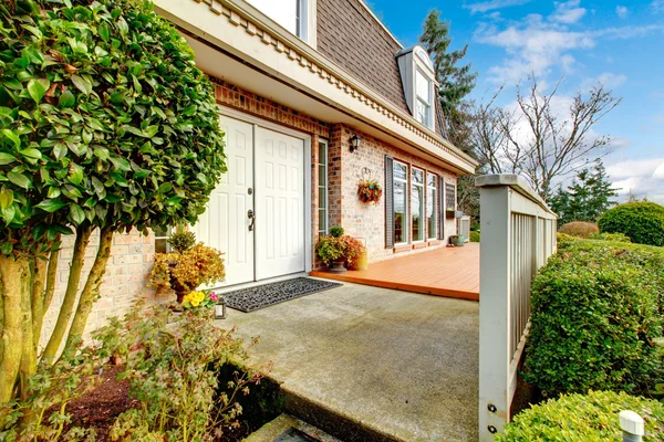 Indrukwekkend houten veranda met grote ramen — Stockfoto