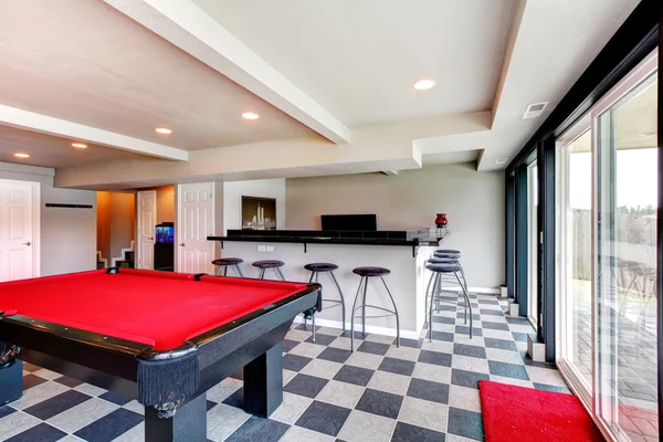 Elegante entertainment kamer met zwembad, bar en open haard — Stockfoto