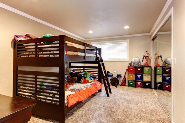 Charmig ung vuxen rum med två nivå säng — Stockfoto