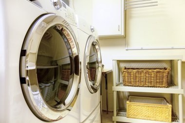 çamaşır odası modern appliaces ile