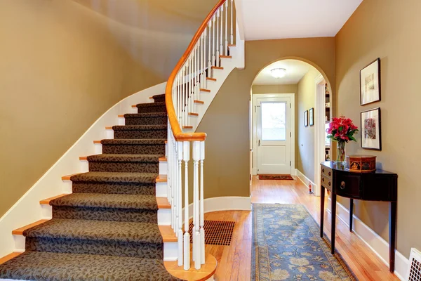 Светлый коридор с деревянными лестницами и аркой — стоковое фото