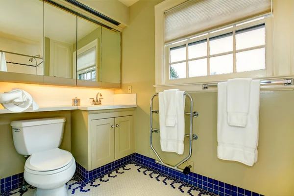 Bright yellow bathroom with blue tile floor — Stock Photo, Image