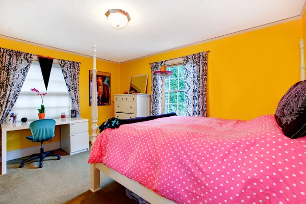 Világos sárga és rózsaszín fiatal felnőtt szoba — Stock Fotó