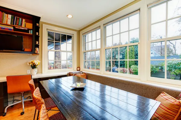 Old style dining room with wood dining table set and wicker chai — Stock Photo, Image