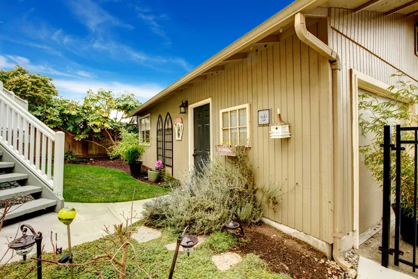 Abri de jardin en bois avec éléments en fer rustique — Photo