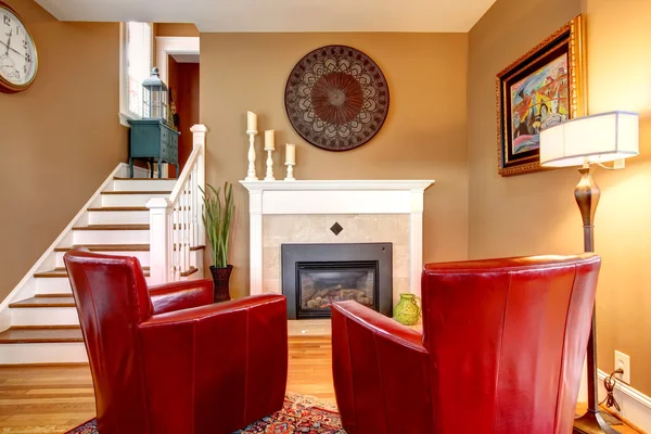 Luminosa habitación familiar con chimenea eléctrica y elegante silla roja —  Fotos de Stock