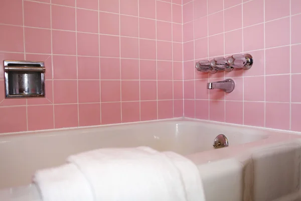 Badrum badkar med rosa kakel vägg — Stockfoto