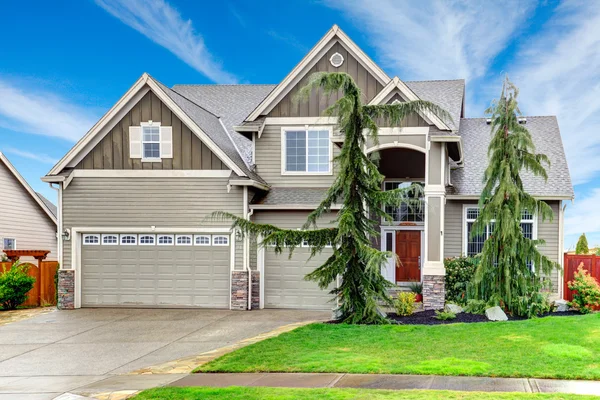 Pretty big siding house with porch columns — Stock Photo, Image