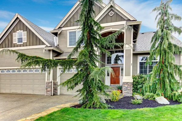 Pretty big siding house with porch columns — Stock Photo, Image