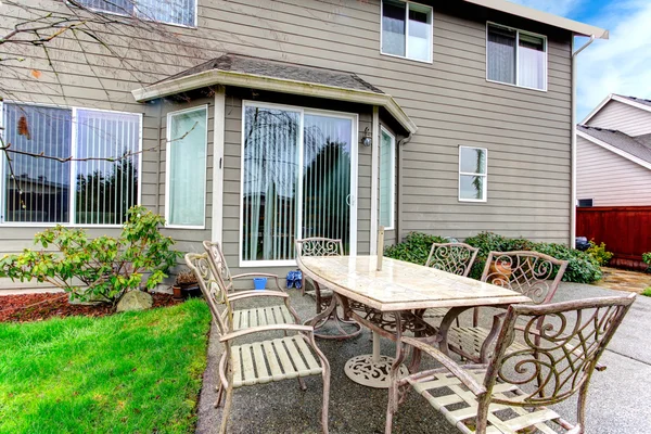 Spring backyard. Patio area — Stock Photo, Image