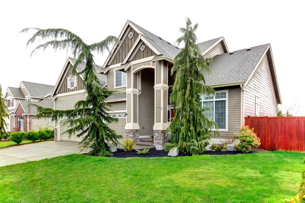 Pretty big siding house with porch columns — Stock Photo, Image