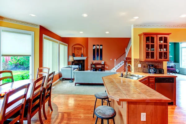 Diseño de interiores. Gran cocina, comedor y salón combinati — Foto de Stock