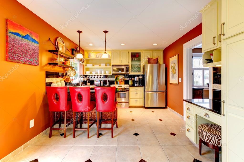 Colores cálidos acogedora sala de cocina: fotografía de stock