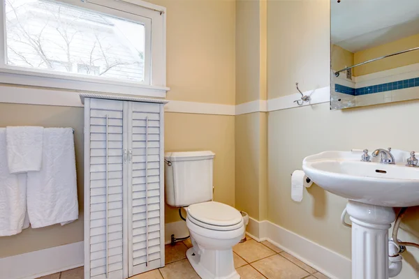 バスルームには明るい白い木製のキャビネット — ストック写真
