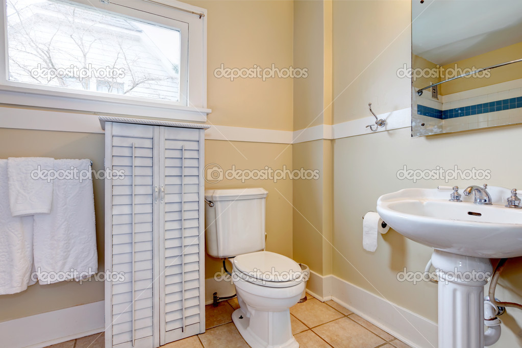 Ljust badrum med vitt trä skÃ¥p — stockfotografi © iriana88w #39859141