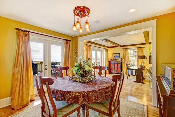 Cozy yellow dining room — Stock Photo, Image