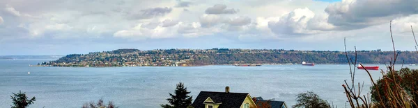 Impresionante vista panorámica de la bahía desde un porche del patio trasero — Foto de Stock
