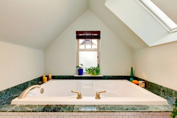 Belle salle de bain rafraîchissante avec grand bain à remous — Photo