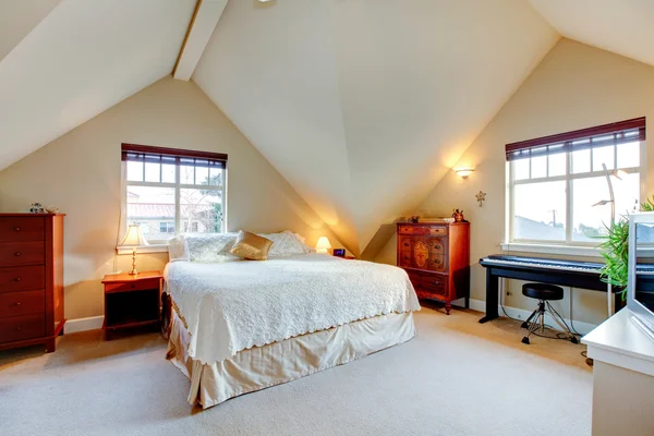 Vaulted ceiling elegant bedroom — Stock Photo, Image