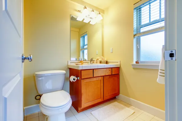 Cuarto de baño pequeño amarillo brillante — Foto de Stock