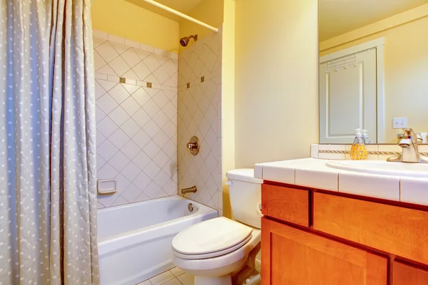 Salle de bain confortable jaune clair — Photo